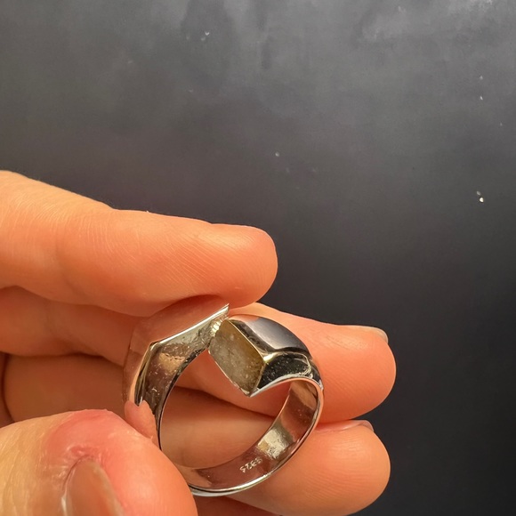 Silver ring - Picture 2 of 3